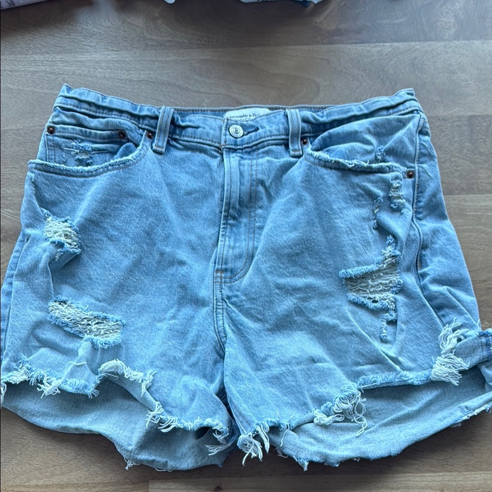 Abercrombie & Fitch 4” High Rise mom Jean shorts